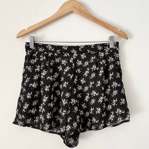 Streetwear Society Essentials Ditsy Floral High-Waisted Shorts Size M